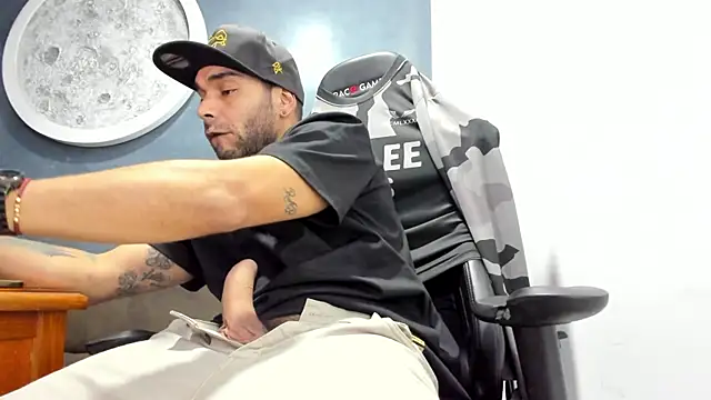 Snapshot of Bryan_Bronx chatting on 25, 10, 2025 Bryan Bronx online show from 25, 10, 2025