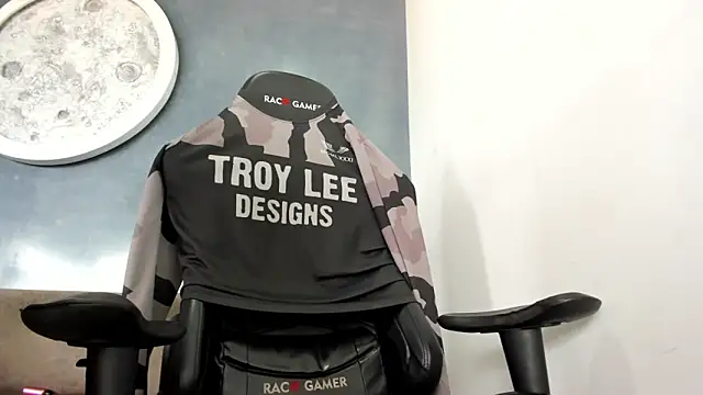 Snapshot of Bryan_Bronx chatting on 29, 10, 2025 Bryan Bronx online show from 29, 10, 2025