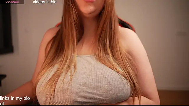 Snapshot of Vikky_Love chatting on 29, 12, 2024 Vikky Love online show from 29, 12, 2024