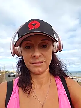 Snapshot of therealbeverlycious chatting on 11, 3, 2025 therealbeverlycious online show from 11, 3, 2025