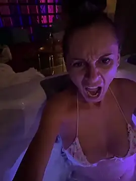 Snapshot of therealbeverlycious chatting on 24, 10, 2025 therealbeverlycious online show from 24, 10, 2025