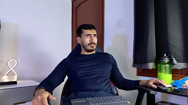 Snapshot of muscle_ares chatting on 8, 11, 2025 muscle ares online show from 8, 11, 2025