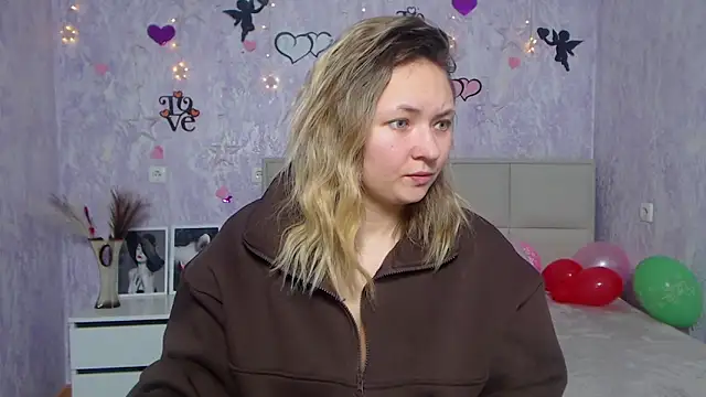 Snapshot of SallyVerda chatting on 3, 2, 2025 SallyVerda online show from 3, 2, 2025