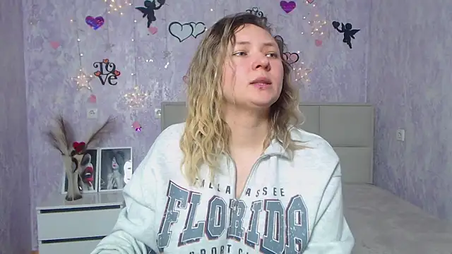 Snapshot of SallyVerda chatting on 19, 2, 2025 SallyVerda online show from 19, 2, 2025