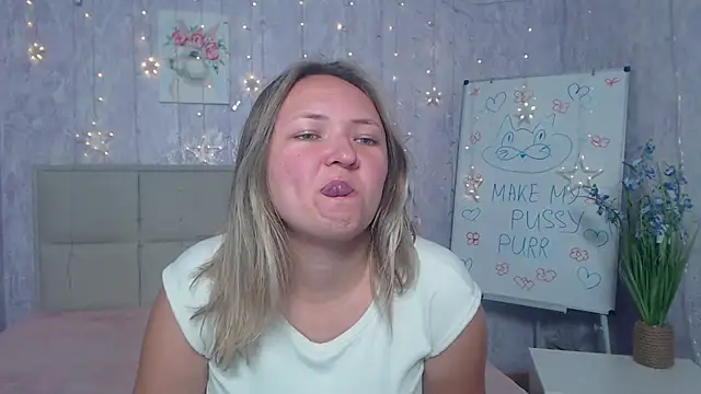 Snapshot of SallyVerda chatting on 9, 10, 2025 SallyVerda online show from 9, 10, 2025