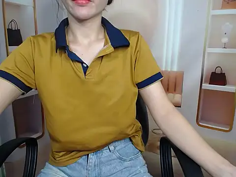 Snapshot of Love_bug15 chatting on 15, 9, 2025 Love bug15 online show from 15, 9, 2025