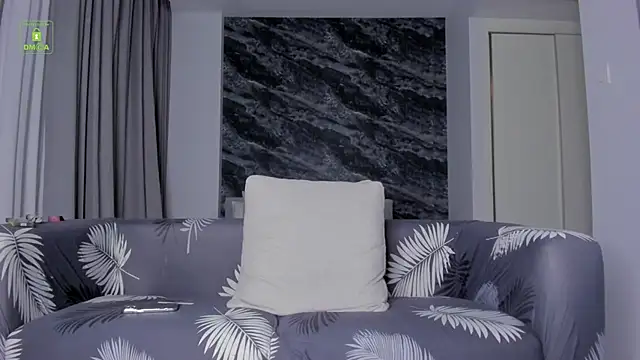 Snapshot of _Yvonne_ chatting on 5, 11, 2025 Yvonne online show from 5, 11, 2025