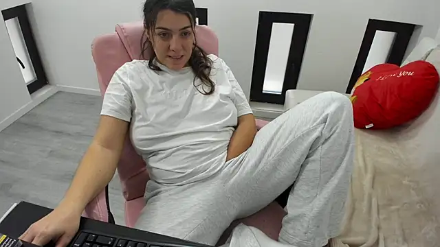 Snapshot of Dyana_Kaylinn chatting on 7, 2, 2026 Dyana Kaylinn online show from 7, 2, 2026