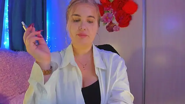 Snapshot of CoraSwon chatting on 4, 2, 2025 CoraSwon online show from 4, 2, 2025