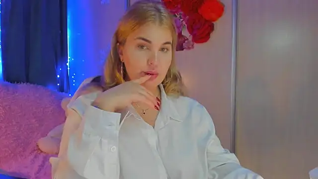 Snapshot of CoraSwon chatting on 4, 2, 2025 CoraSwon online show from 4, 2, 2025