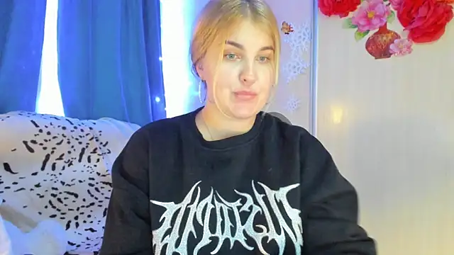 Snapshot of CoraSwon chatting on 10, 2, 2025 CoraSwon online show from 10, 2, 2025