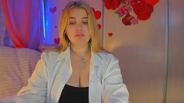 Snapshot of CoraSwon chatting on 4, 3, 2025 CoraSwon online show from 4, 3, 2025