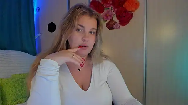 Snapshot of CoraSwon chatting on 8, 9, 2025 CoraSwon online show from 8, 9, 2025