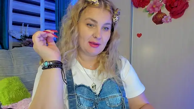 Snapshot of CoraSwon chatting on 30, 9, 2025 CoraSwon online show from 30, 9, 2025