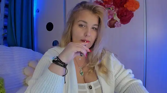 Snapshot of CoraSwon chatting on 3, 10, 2025 CoraSwon online show from 3, 10, 2025