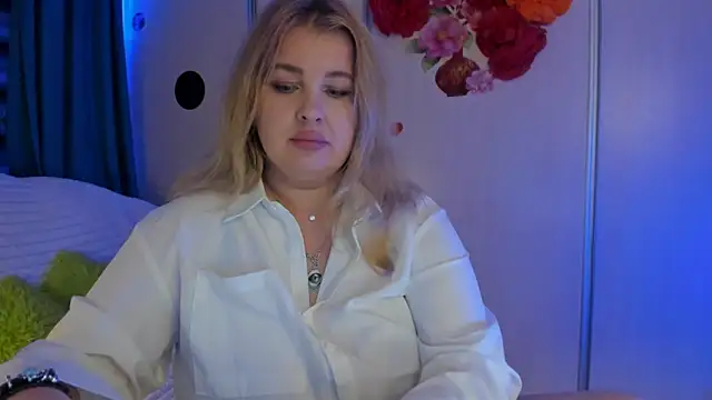 Snapshot of CoraSwon chatting on 4, 10, 2025 CoraSwon online show from 4, 10, 2025