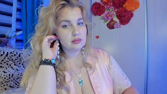 Snapshot of CoraSwon chatting on 5, 10, 2025 CoraSwon online show from 5, 10, 2025