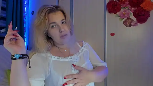 Snapshot of CoraSwon chatting on 8, 10, 2025 CoraSwon online show from 8, 10, 2025