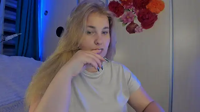 Snapshot of CoraSwon chatting on 14, 10, 2025 CoraSwon online show from 14, 10, 2025