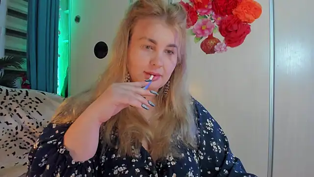 Snapshot of CoraSwon chatting on 25, 10, 2025 CoraSwon online show from 25, 10, 2025