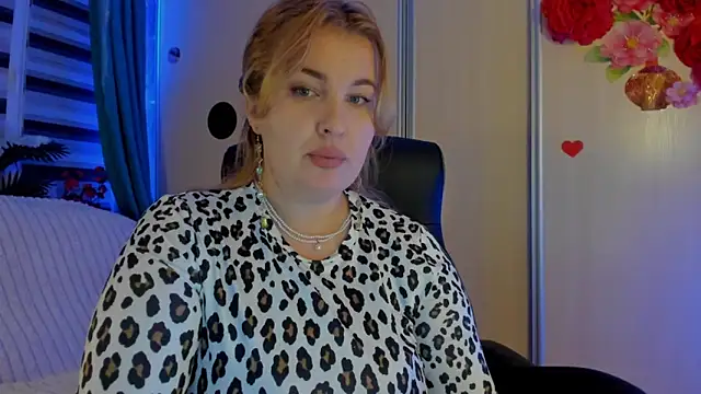 Snapshot of CoraSwon chatting on 5, 11, 2025 CoraSwon online show from 5, 11, 2025