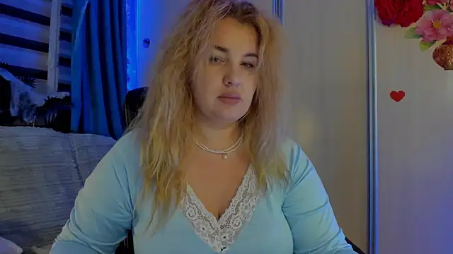 Snapshot of CoraSwon chatting on 8, 11, 2025 CoraSwon online show from 8, 11, 2025