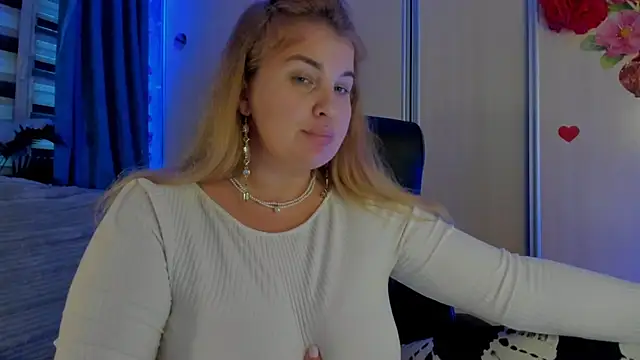 Snapshot of CoraSwon chatting on 8, 11, 2025 CoraSwon online show from 8, 11, 2025