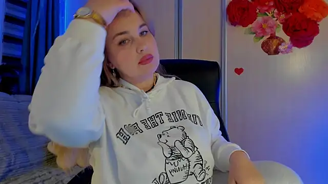 Snapshot of CoraSwon chatting on 12, 11, 2025 CoraSwon online show from 12, 11, 2025