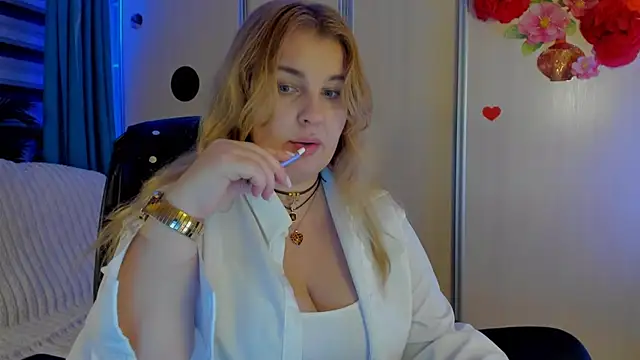 Snapshot of CoraSwon chatting on 25, 11, 2025 CoraSwon online show from 25, 11, 2025