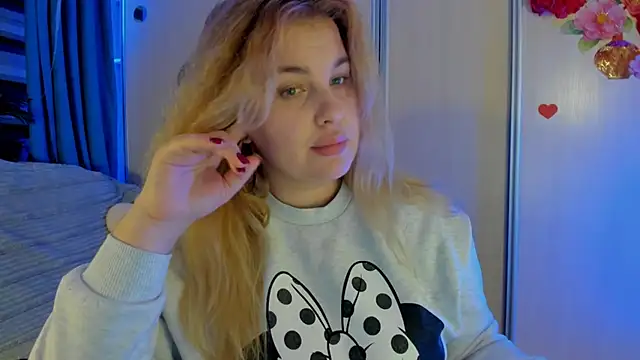 Snapshot of CoraSwon chatting on 3, 12, 2025 CoraSwon online show from 3, 12, 2025