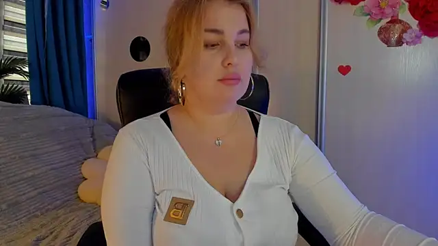 Snapshot of CoraSwon chatting on 4, 12, 2025 CoraSwon online show from 4, 12, 2025