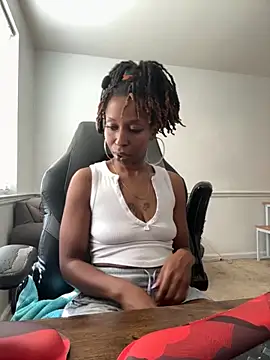 Snapshot of LeyaHoneybuns chatting on 4, 11, 2025 LeyaHoneybuns online show from 4, 11, 2025