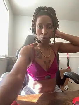 Snapshot of LeyaHoneybuns chatting on 17, 11, 2025 LeyaHoneybuns online show from 17, 11, 2025