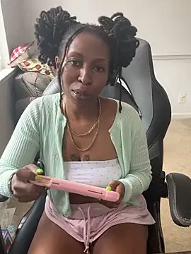 LeyaHoneybuns online show from 14, 4, 2026