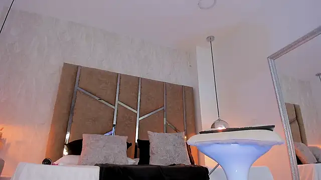 Martinaa Jones  online show from 14, 12, 2025