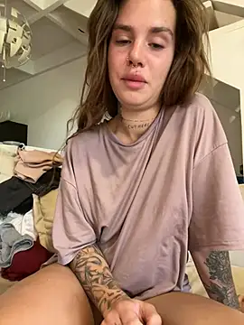 Snapshot of EmiliaCatalina chatting on 4, 1, 2025 EmiliaCatalina online show from 4, 1, 2025