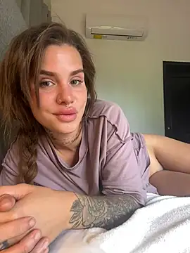 Snapshot of EmiliaCatalina chatting on 5, 1, 2025 EmiliaCatalina online show from 5, 1, 2025