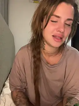 Snapshot of EmiliaCatalina chatting on 5, 1, 2025 EmiliaCatalina online show from 5, 1, 2025