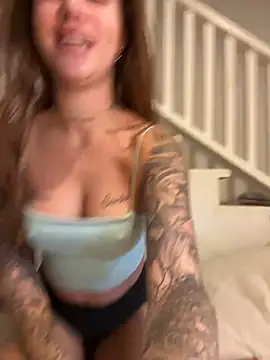 Snapshot of EmiliaCatalina chatting on 12, 2, 2025 EmiliaCatalina online show from 12, 2, 2025