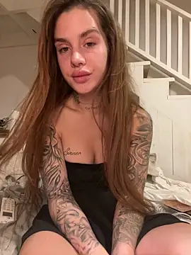 Snapshot of EmiliaCatalina chatting on 4, 3, 2025 EmiliaCatalina online show from 4, 3, 2025