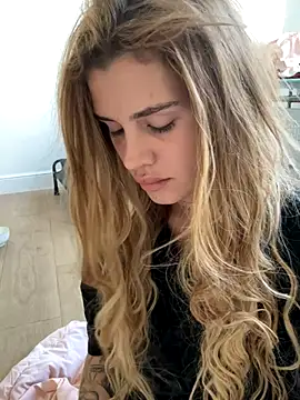 Snapshot of EmiliaCatalina chatting on 19, 10, 2025 EmiliaCatalina online show from 19, 10, 2025