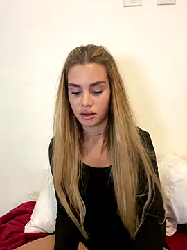 Snapshot of EmiliaCatalina chatting on 21, 10, 2025 EmiliaCatalina online show from 21, 10, 2025