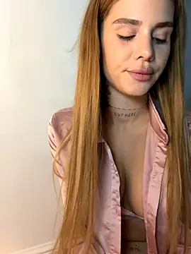 Snapshot of EmiliaCatalina chatting on 18, 11, 2025 EmiliaCatalina online show from 18, 11, 2025