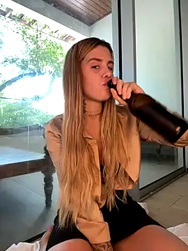 Snapshot of EmiliaCatalina chatting on 30, 11, 2025 EmiliaCatalina online show from 30, 11, 2025