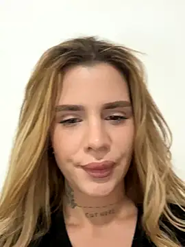 Snapshot of EmiliaCatalina chatting on 2, 12, 2025 EmiliaCatalina online show from 2, 12, 2025