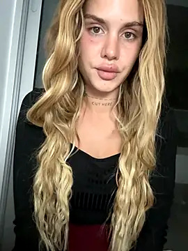 Snapshot of EmiliaCatalina chatting on 4, 12, 2025 EmiliaCatalina online show from 4, 12, 2025