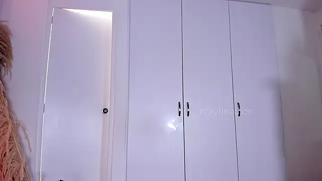 Snapshot of roselinedior chatting on 13, 9, 2025 roselinedior online show from 13, 9, 2025