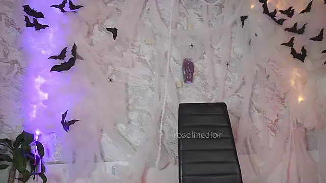 Snapshot of roselinedior chatting on 15, 10, 2025 roselinedior online show from 15, 10, 2025