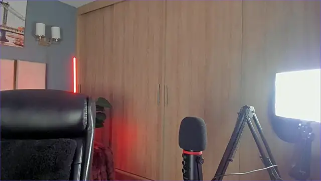 Bambi gurl online show from 8, 9, 2025