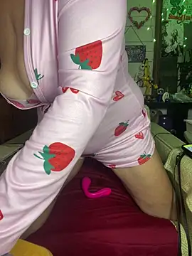 Snapshot of TrenaAnne chatting on 5, 11, 2025 TrenaAnne online show from 5, 11, 2025